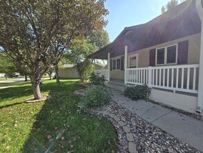 5038 W Elm Ct in Grand Forks, ND - Building Photo - Building Photo