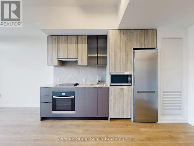 1037 The Queensway in Toronto, ON - Building Photo - Building Photo