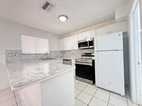8360 NW 8th St in Miami, FL - Building Photo - Building Photo