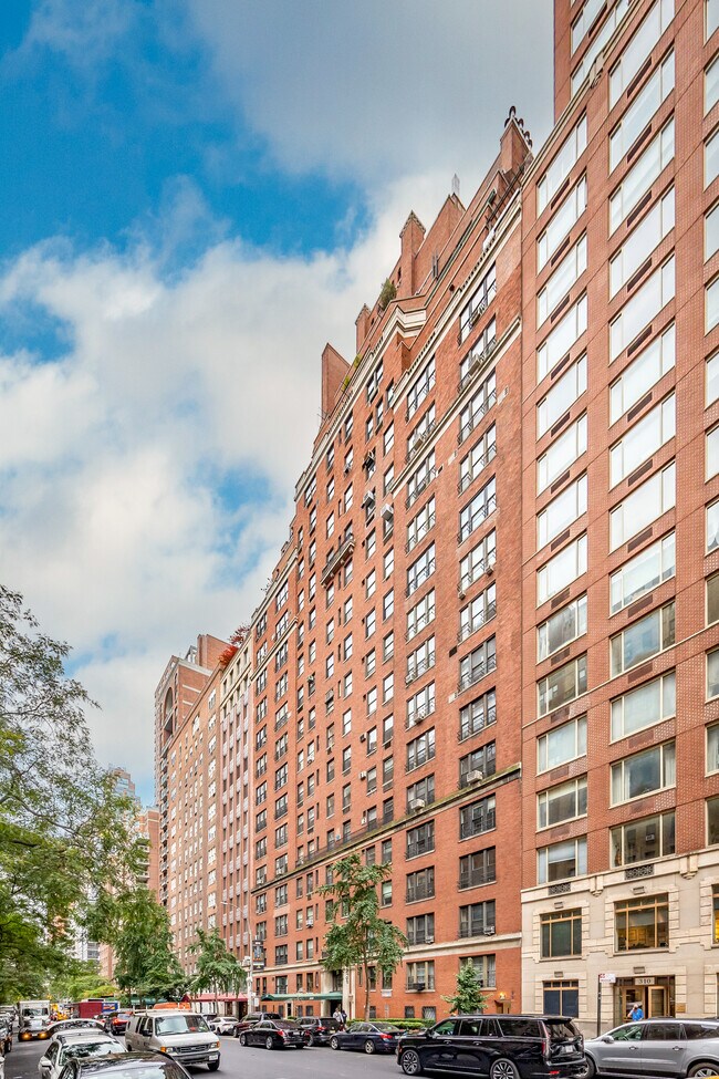 320 E 72nd St in New York, NY - Building Photo - Building Photo