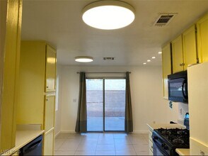 7644 Kalmalii Ave in Las Vegas, NV - Foto de edificio - Building Photo