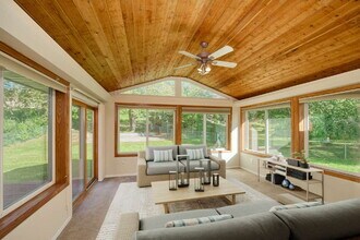 8106 Dakota Ln in Chanhassen, MN - Foto de edificio - Building Photo