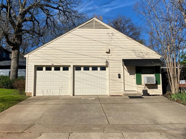 property at 207 W Phillips St