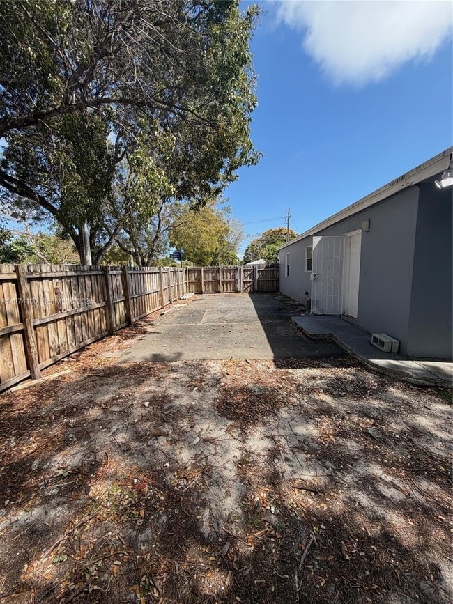 6400 SW 58th Pl in South Miami, FL - Building Photo - Building Photo