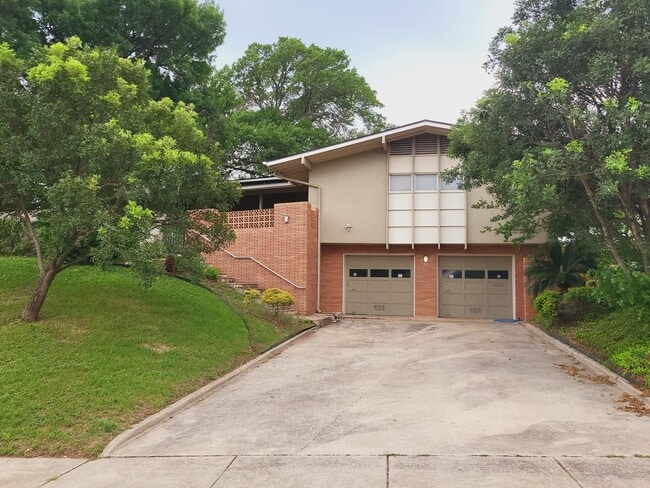 property at 603 W Crestline Dr