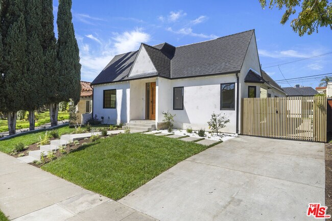 1161 Stearns Dr in Los Angeles, CA - Building Photo - Building Photo