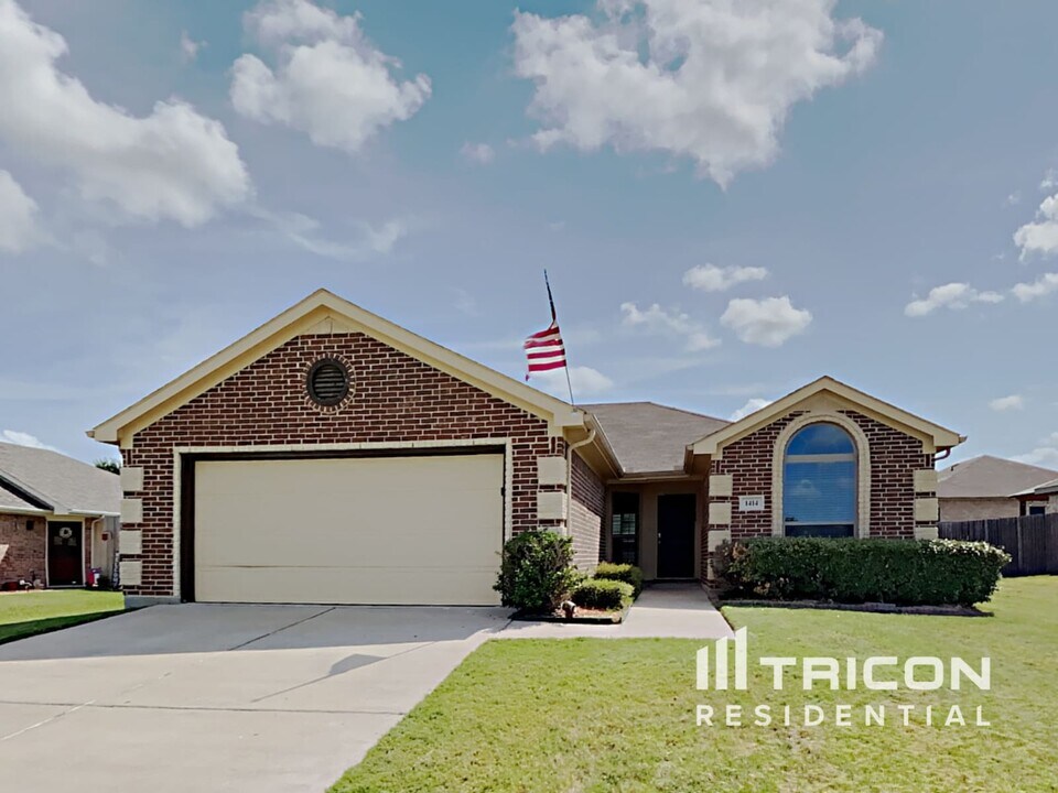 1414 Beacon Hill Dr in Midlothian, TX - Building Photo
