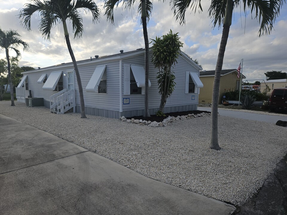 35250 SW 177th Ct, Unit 203 in Florida City, FL - Foto de edificio