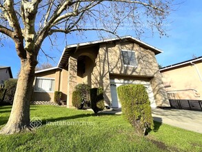 26 Greensboro Way in Antioch, CA - Foto de edificio - Building Photo