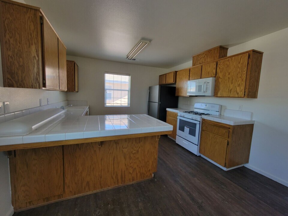 2303 W Lark Ave-Unit -2309 W.Lark in Visalia, CA - Building Photo
