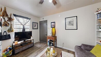 725 Peppertree Dr, Unit 22 in Bryan, TX - Foto de edificio - Building Photo