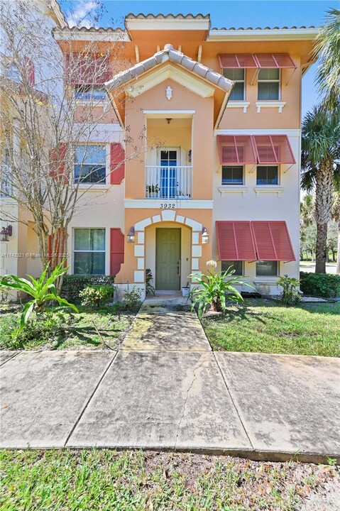 3932 Laurel Ln in Coconut Creek, FL - Building Photo