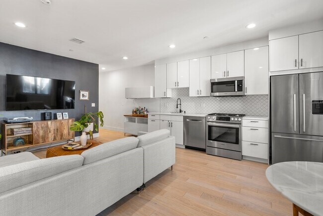148 W 9th St, Unit PH7 in Boston, MA - Building Photo - Building Photo
