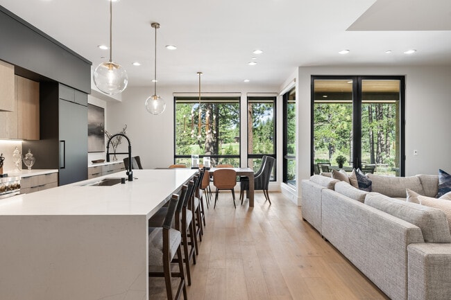 10077 Jake's Wy in Truckee, CA - Building Photo - Building Photo
