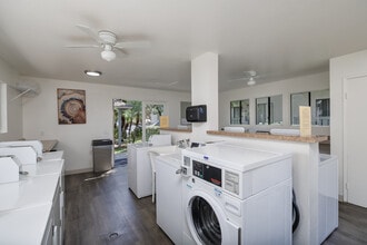 Summerfield Villas in Escondido, CA - Foto de edificio - Building Photo