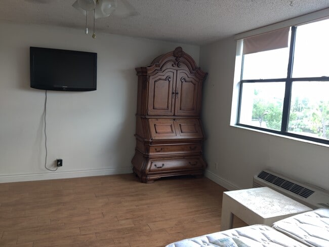 2501 Riverside Dr, Unit The Tower Club in Coral Springs, FL - Foto de edificio - Building Photo