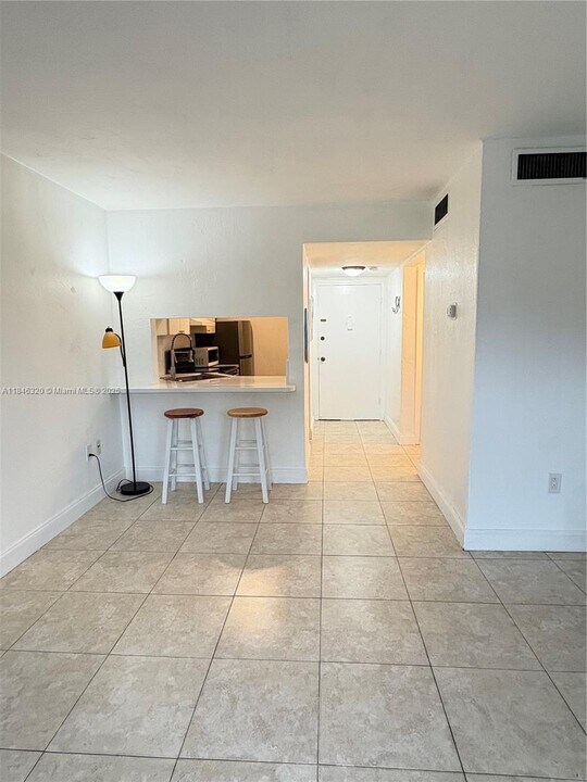 7403 SW 82nd St in Miami, FL - Building Photo