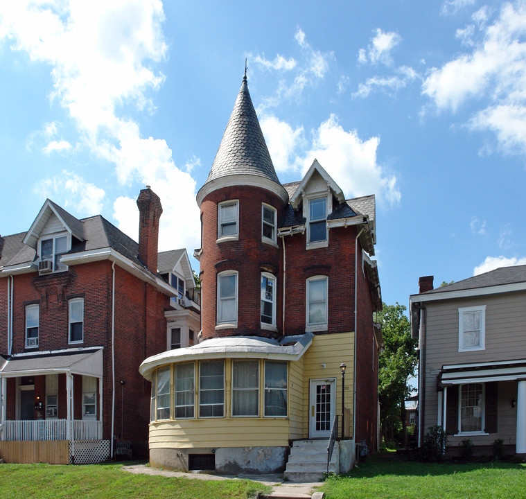 932 W Main St in Norristown, PA - Building Photo