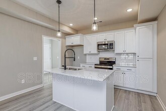 27305 E Oak View Dr in Lee's Summit, MO - Foto de edificio - Building Photo