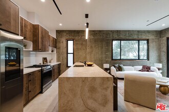 2855 S Sycamore Ave in Los Angeles, CA - Foto de edificio - Building Photo