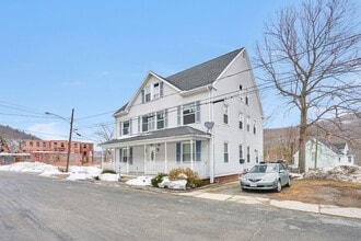 315 Woronco Rd in Russell, MA - Foto de edificio - Building Photo