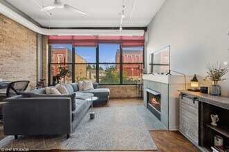 1400 N Milwaukee Ave in Chicago, IL - Foto de edificio - Building Photo