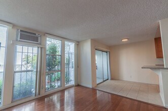 8013 Blackburn Ave in Los Angeles, CA - Building Photo - Building Photo