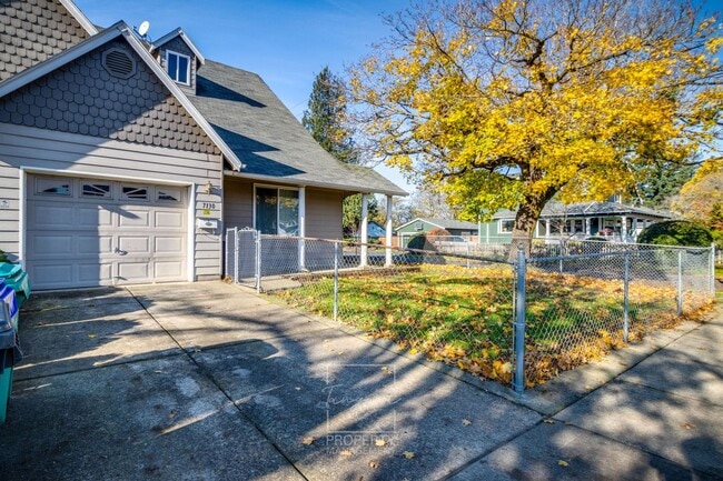 7130 SE Ogden St in Portland, OR - Building Photo - Building Photo
