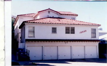 10639 Eastborne Ave in Los Angeles, CA - Building Photo - Building Photo