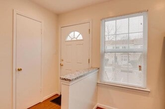 2858 Lester Lee Ct in Falls Church, VA - Foto de edificio - Building Photo