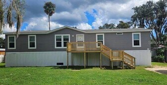 55744 Holiday Cir in Astor, FL - Building Photo