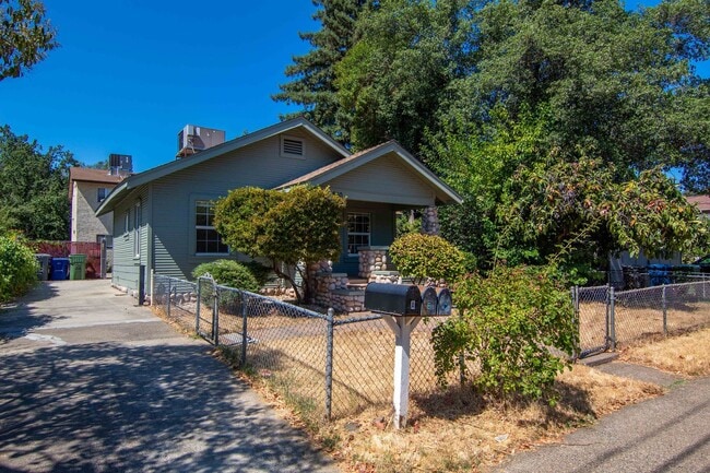 830 West St in Redding, CA - Building Photo - Building Photo