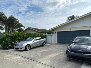 5010 Woodstone Cir N in Greenacres, FL - Building Photo - Building Photo