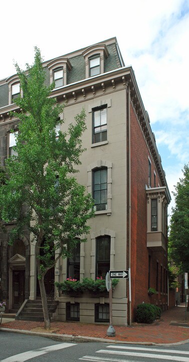 2322 Spruce St in Philadelphia, PA - Building Photo