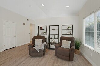 111 Philip Dr in Healdsburg, CA - Building Photo - Building Photo