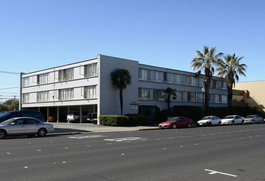 Broadway Apartments in Redwood City, CA - Building Photo