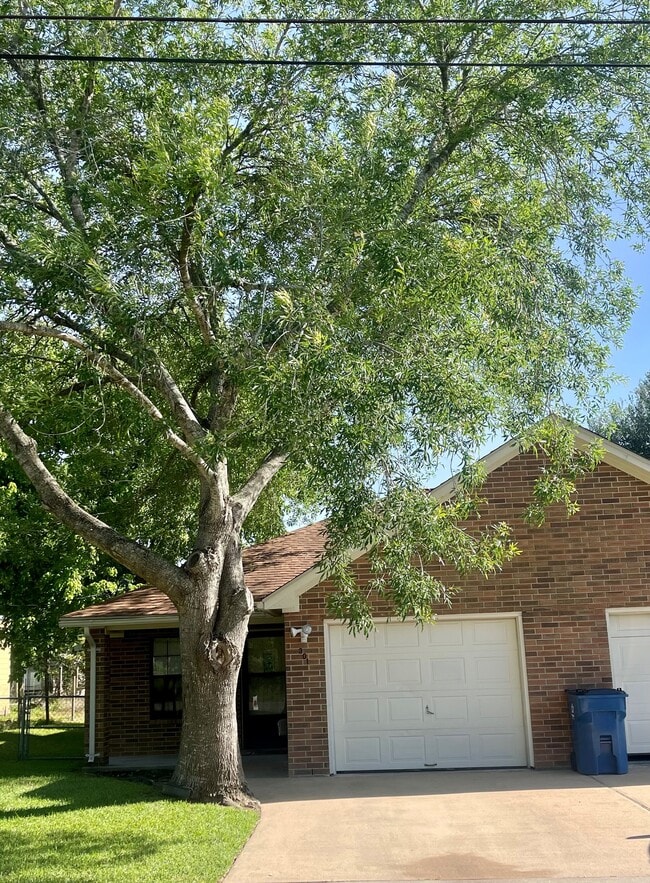 301 W Nichols St in Bellville, TX - Building Photo - Building Photo