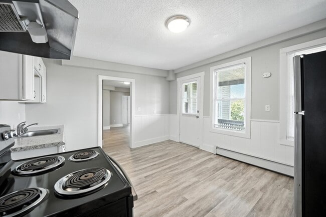 1370 Worcester St in Springfield, MA - Foto de edificio - Building Photo