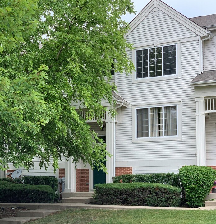 710 S Rosehall Ln in Round Lake, IL - Building Photo