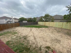3902 Nuttall Oak Dr in San Antonio, TX - Building Photo - Building Photo