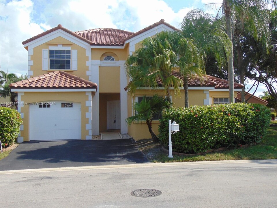 538 Clermont Ct in Weston, FL - Building Photo