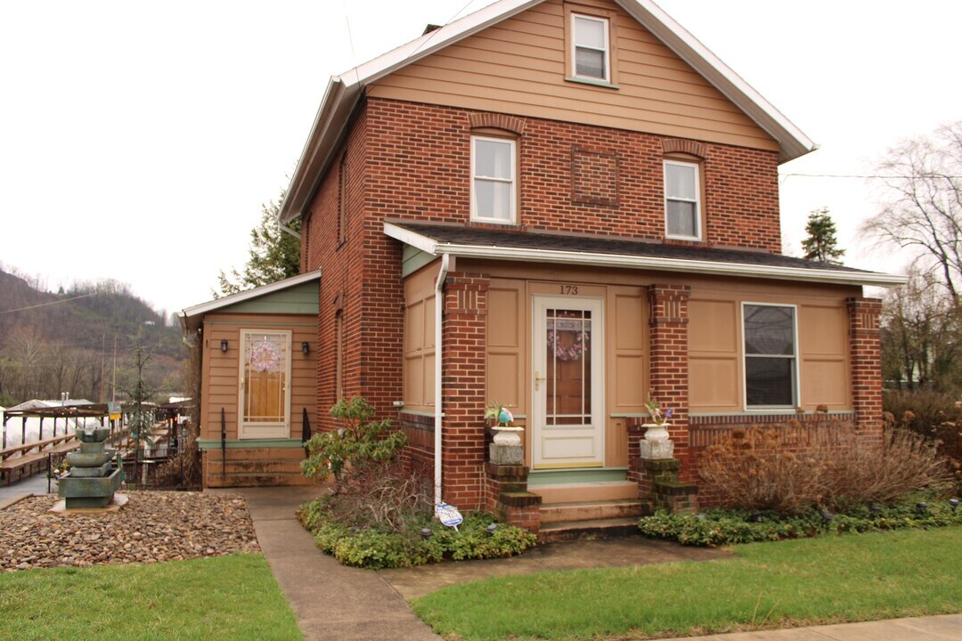 173 S Montgomery St in Hollidaysburg, PA - Building Photo