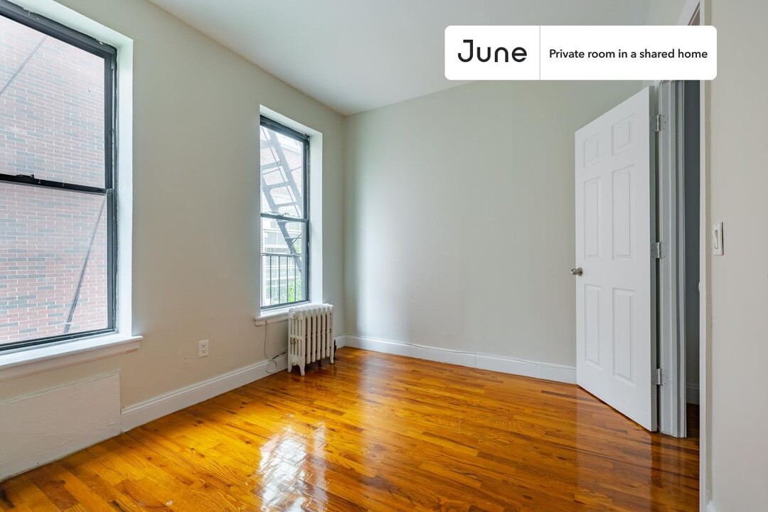 Private bedroom in 2 bed/1 bath Home in New York, NY - Building Photo