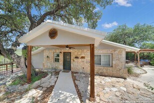 690 Windrush in Canyon Lake, TX - Building Photo