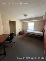 261-261 Lester St in Waterloo, ON - Building Photo