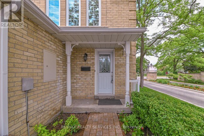 110 Heathcliffe Square in Brampton, ON - Building Photo - Building Photo
