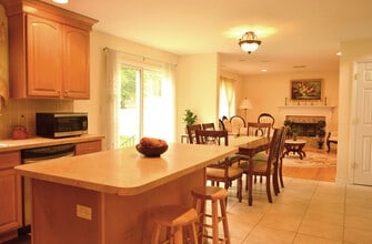 338 38th St in Lindenhurst, NY - Foto de edificio - Building Photo