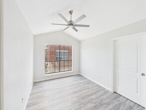 8055 Cambridge St in Houston, TX - Foto de edificio - Building Photo