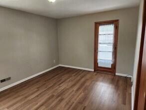 7717 Kenton Ave, Unit Up in Parma, OH - Foto de edificio - Building Photo