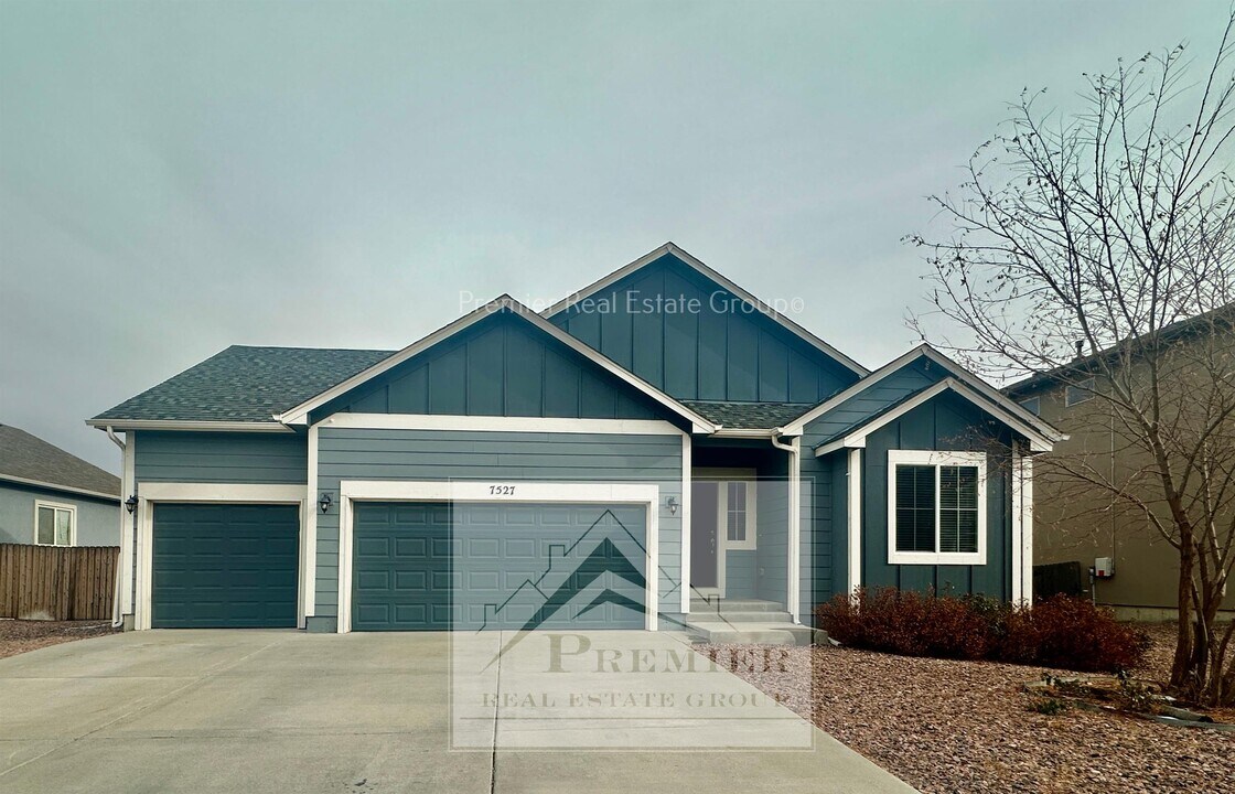 7527 Dutch Loop in Colorado Springs, CO - Building Photo